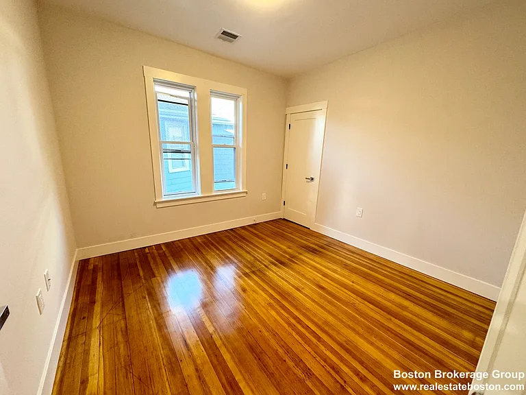 147 E Cottage St #2 — Photo 4