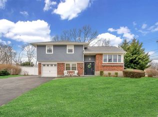 106 Marilynn St, East Islip, NY 11730