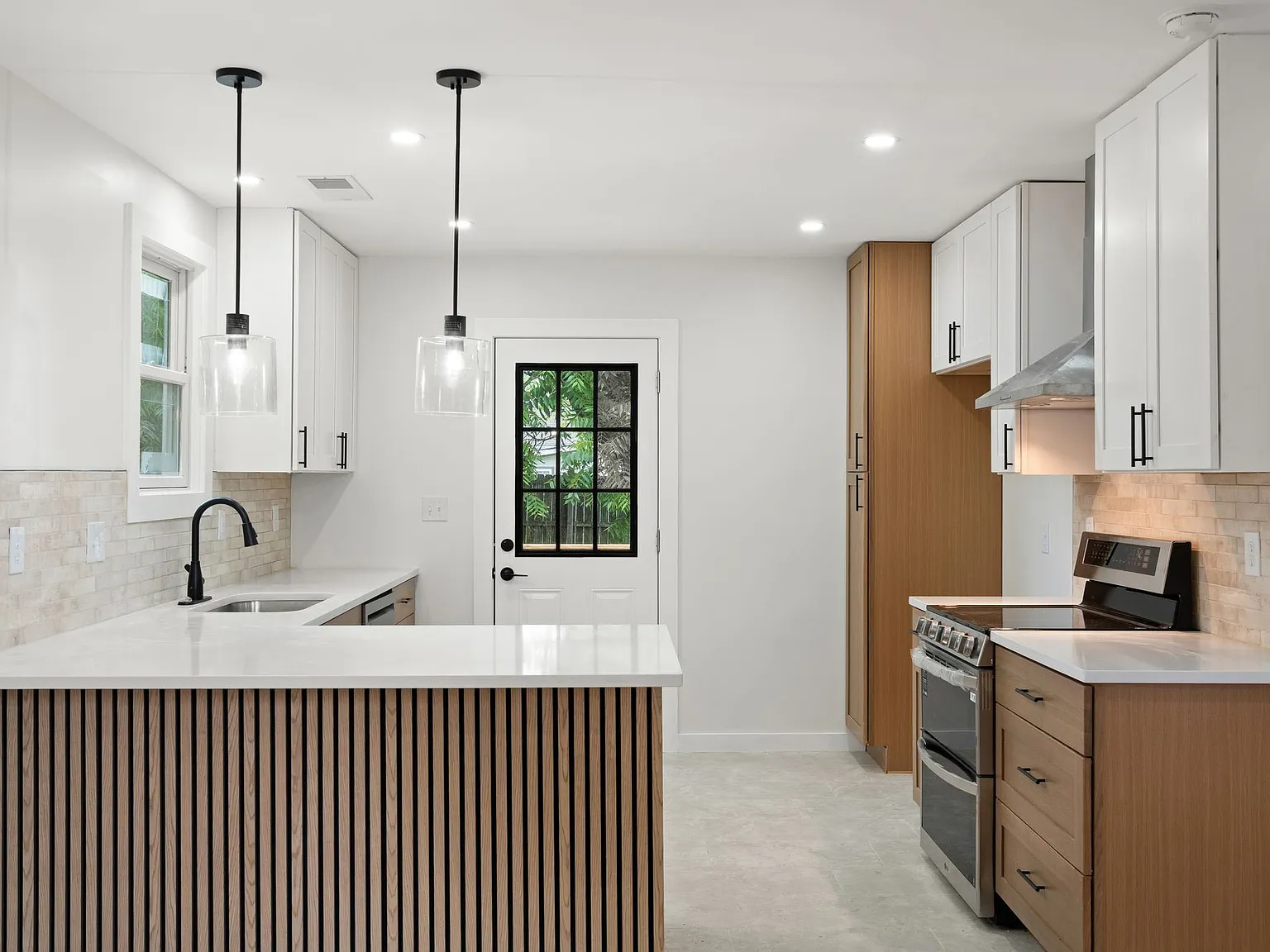 3 bed, 1.0 bath, 828 sqft, $2,200 — Photo 3