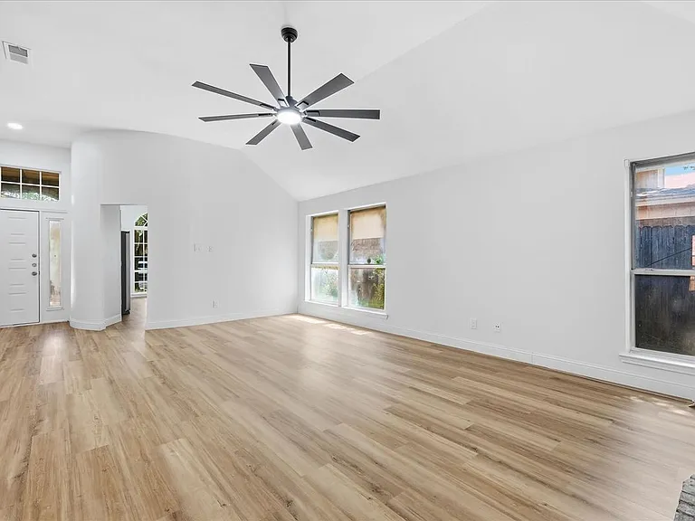 8812 Sabinas Trl — Photo 24