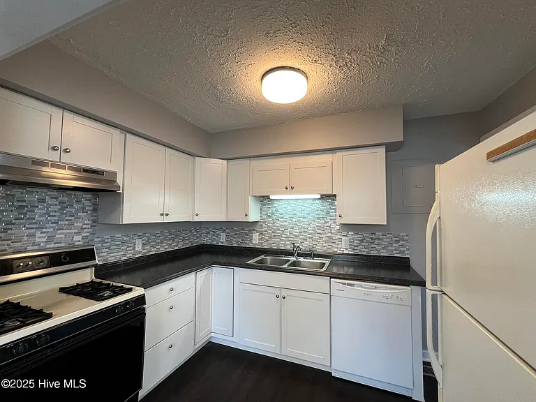 402 Sanborn St — Photo 19