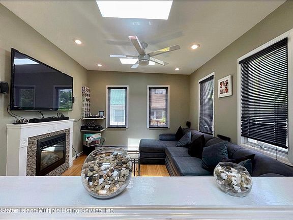 3rd image of 63 Pearsall St Floor 2