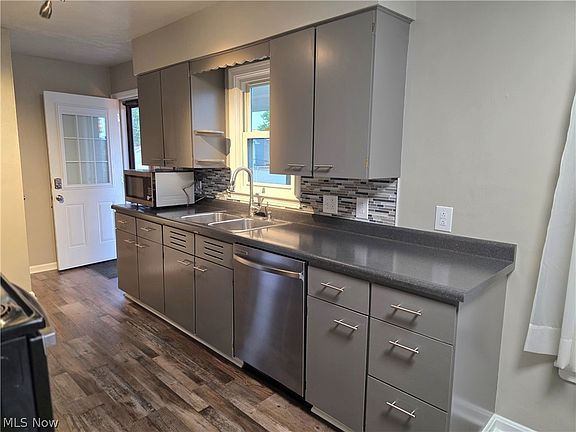 5th image of 429 W 41st St