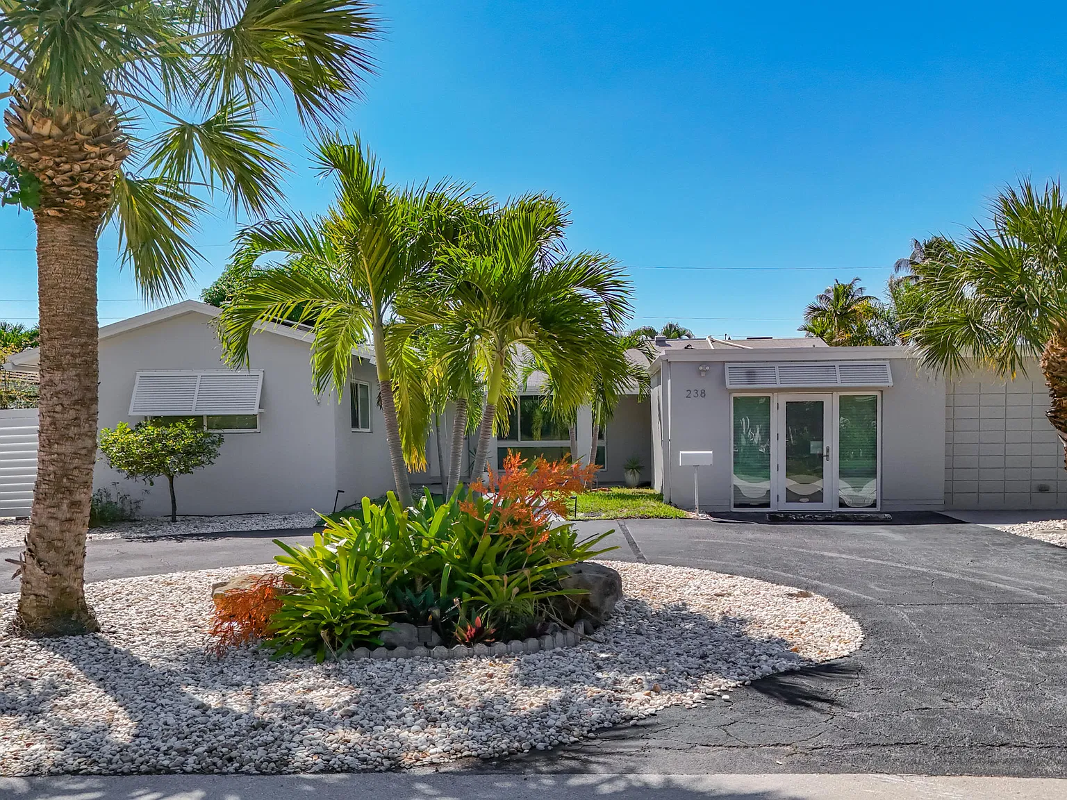 3 bed, 3.0 bath, 1634 sqft, $6,300 — Photo 1