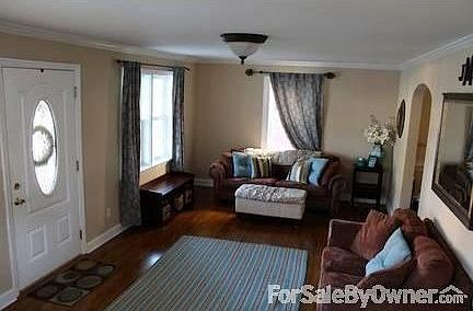 Living Room : Refinished original hardwood floors, great natural light!