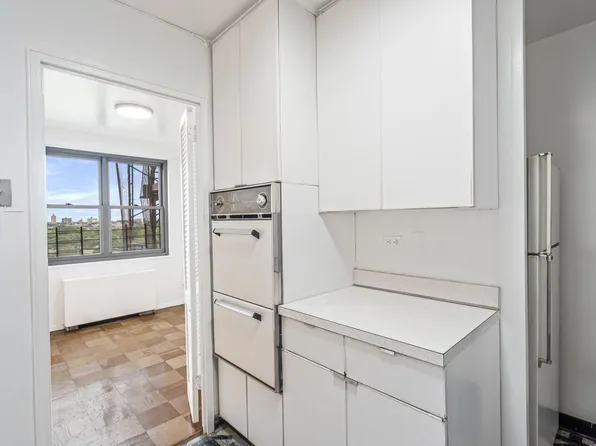 61-20 Grand Cent Parkway image 9 of 18