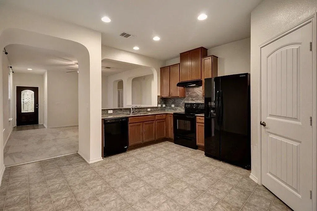 3 bed, 2.0 bath, 1342 sqft, $1,900 — Photo 4