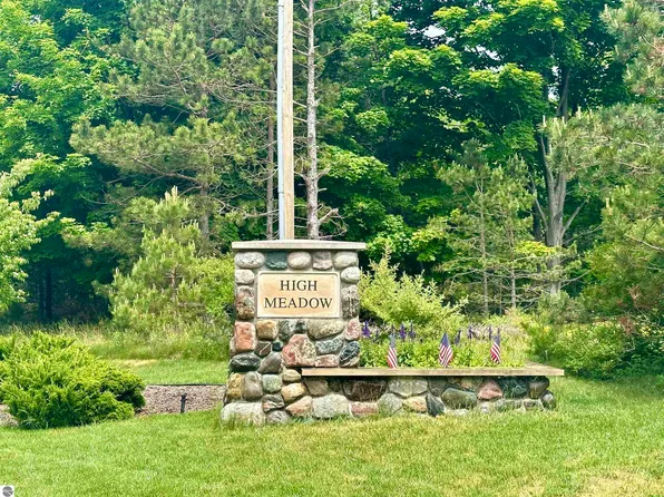 21 High Meadow Trl, Frankfort, MI 49635