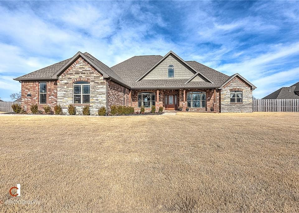 1st image of 1604 S Lake Estates Dr