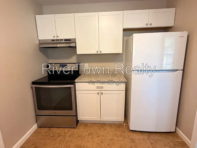 1102 Maria St — Photo 6