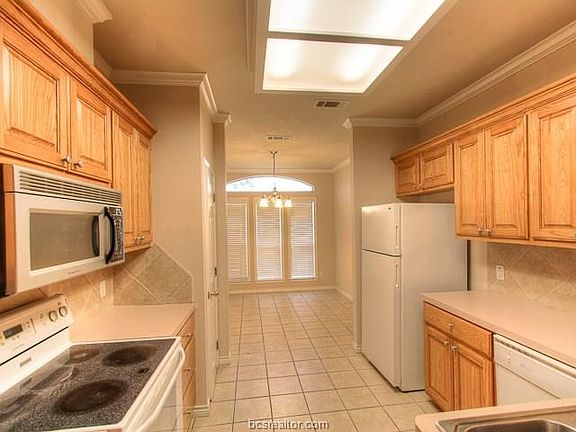 3rd image of 115 Karten Ln