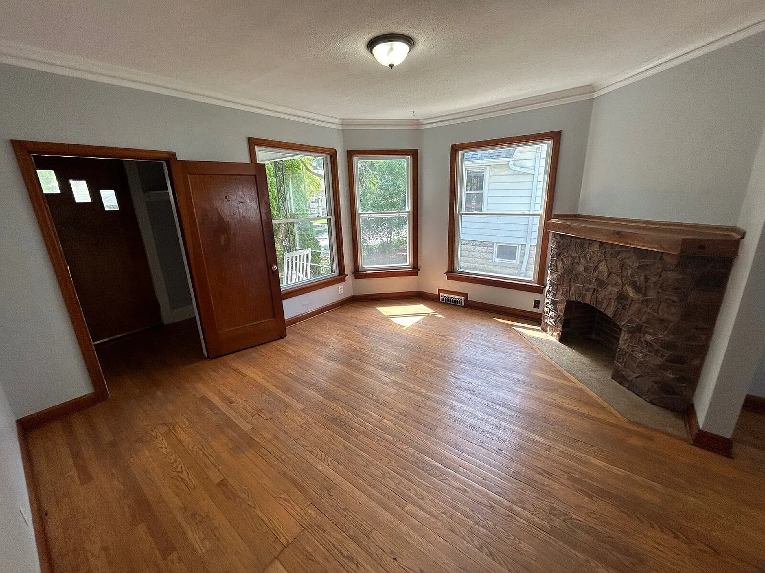 2 bed, 1.0 bath, $1,295 — Photo 2