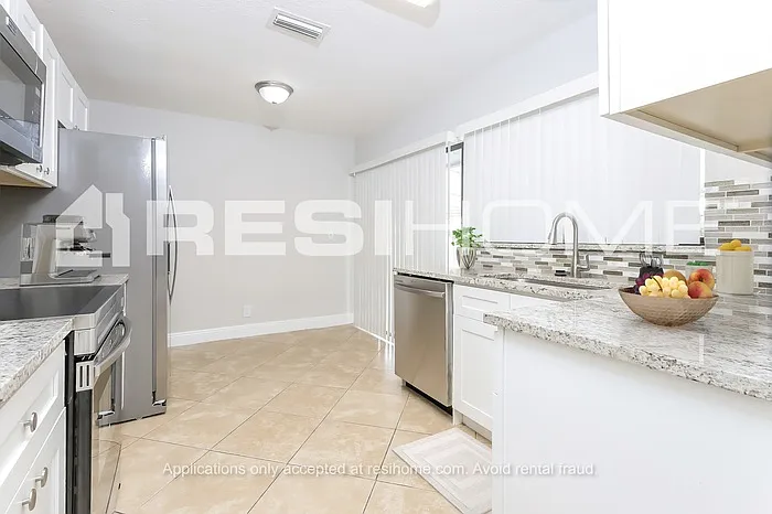 9940 Spanish Isles Dr — Photo 3