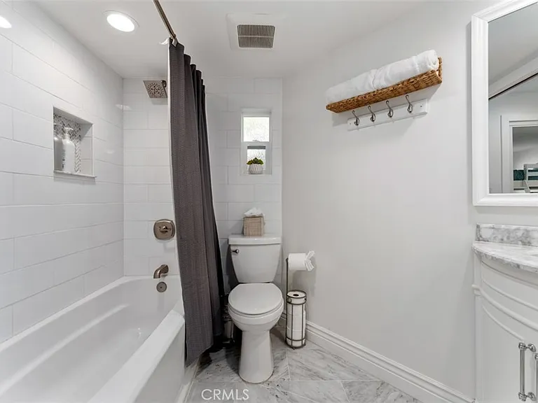499 Nyes Pl — Photo 17