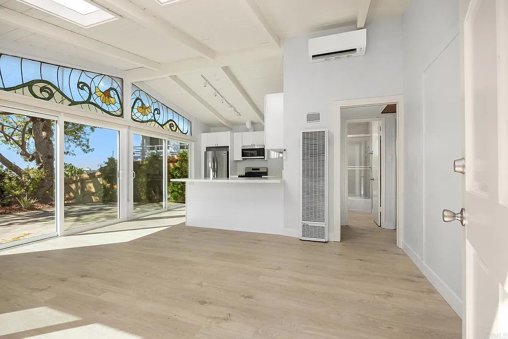 2 bed, 720 sqft, $5,600 — Photo 2