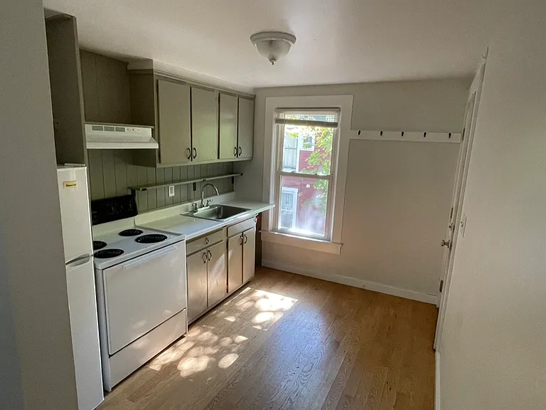 11 Spring St #4 — Photo 1