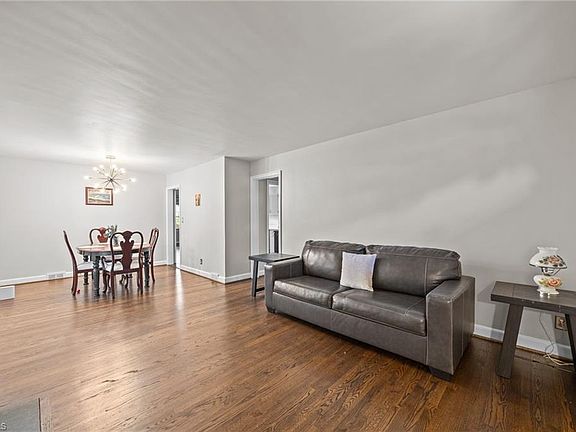 3rd image of 3815 Parkwood Dr