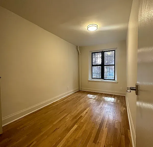245 E 33rd St #1 — Photo 12