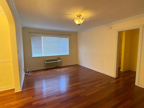 3rd image of 820-B S Washington St Unit B
