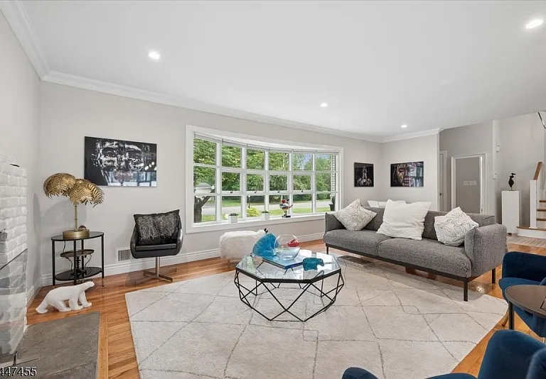 135 Commonwealth Ave — Photo 4