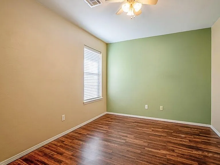 324 Belmont Dr — Photo 4