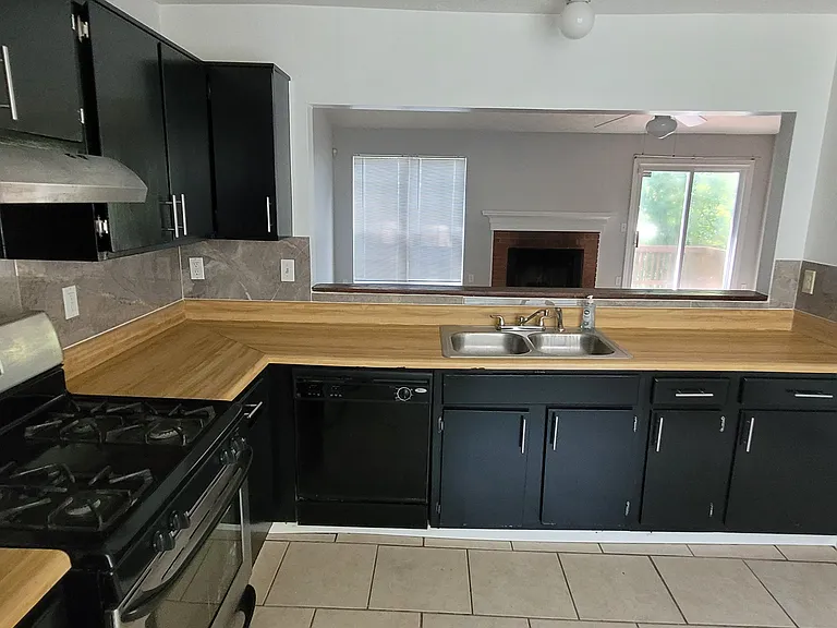 1217 Lakeview Xing — Photo 4