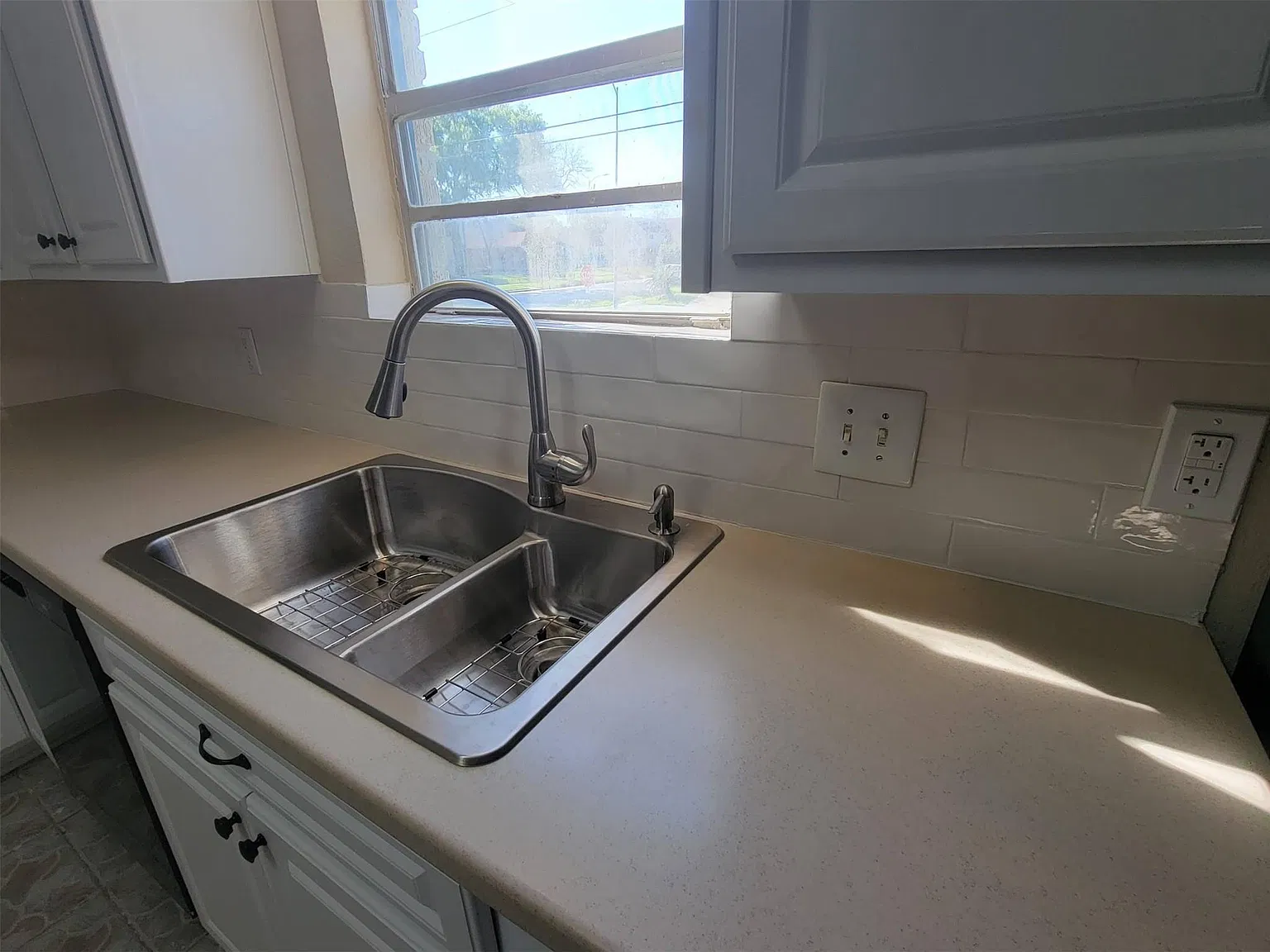 3 bed, 1.0 bath, 3416 sqft, $1,800 — Photo 4