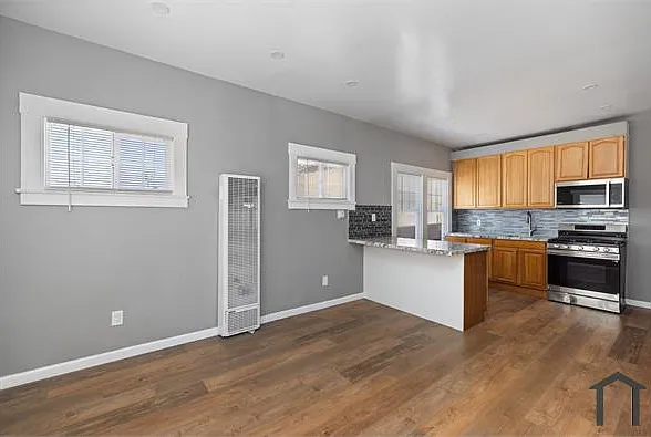 1138 E 15th St — Photo 1