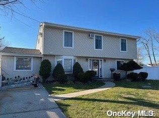 6 Mulholland Dr, North Babylon, NY 11703