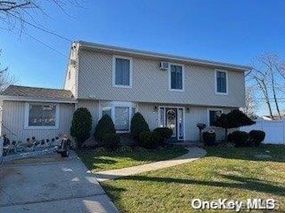 6 Mulholland Drive, North Babylon, NY, 11703