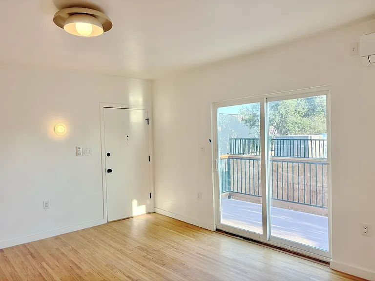 4941 York Blvd — Photo 5