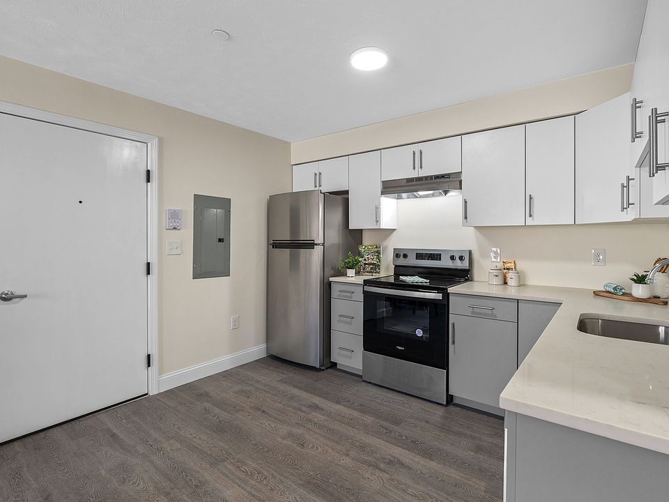 1st image of 472 Essex St #207