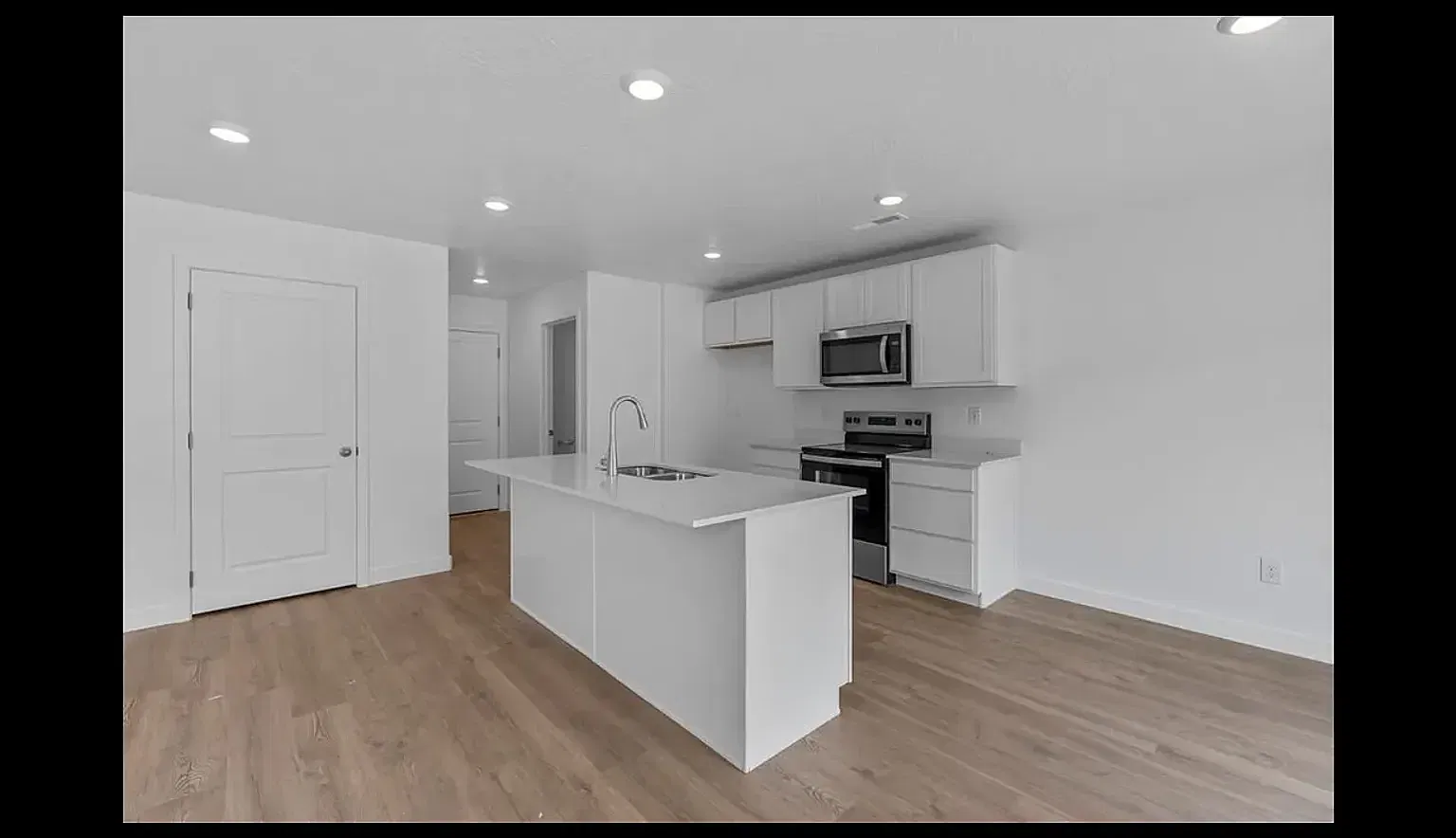 2789 E Fireweed Lane — Photo 3