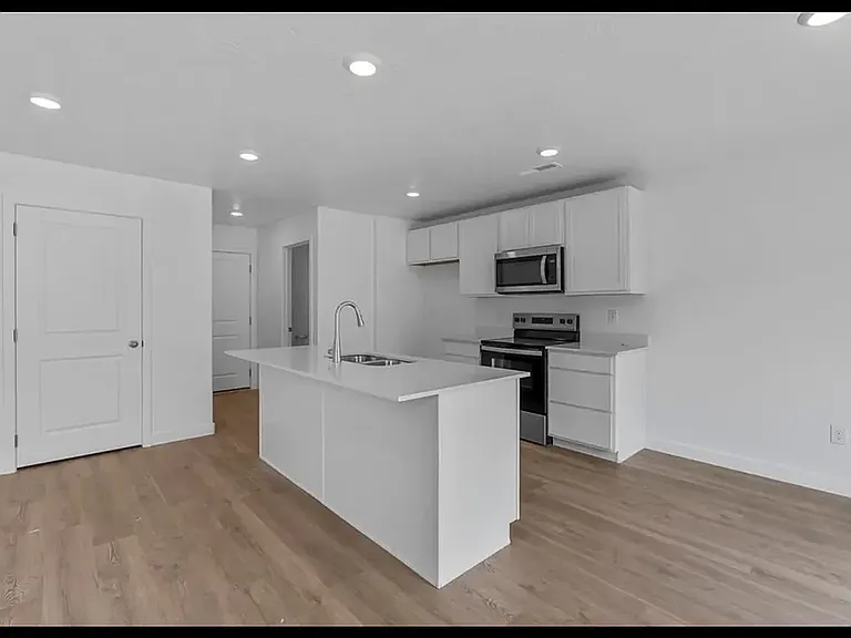 2789 E Fireweed Lane — Photo 3