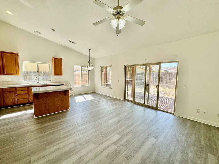 528 Burgundy St — Photo 3