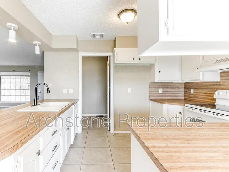 6605 Lyrewood Ln — Photo 8