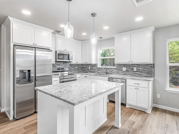 915 Comanche Cove Dr, Granbury, TX 76048