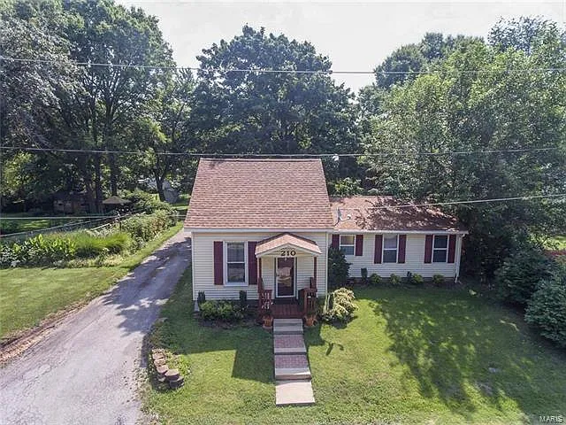 210 N Oak St photo 1