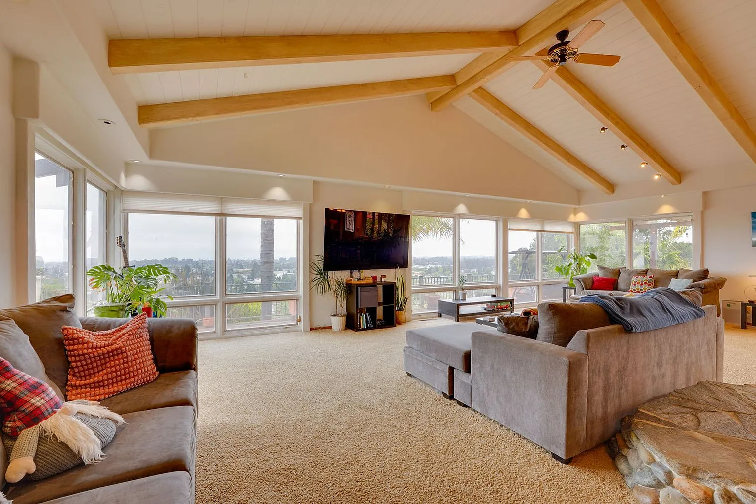 4 bed, 3.0 bath, 2421 sqft, $7,322 — Photo 3