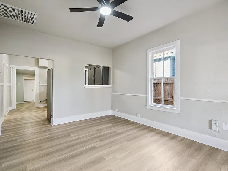 2332 E Houston St — Photo 3