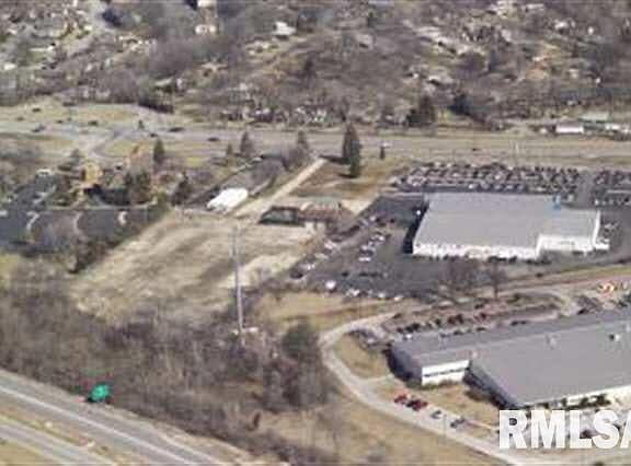3rd image of 1620 W War Memorial Dr