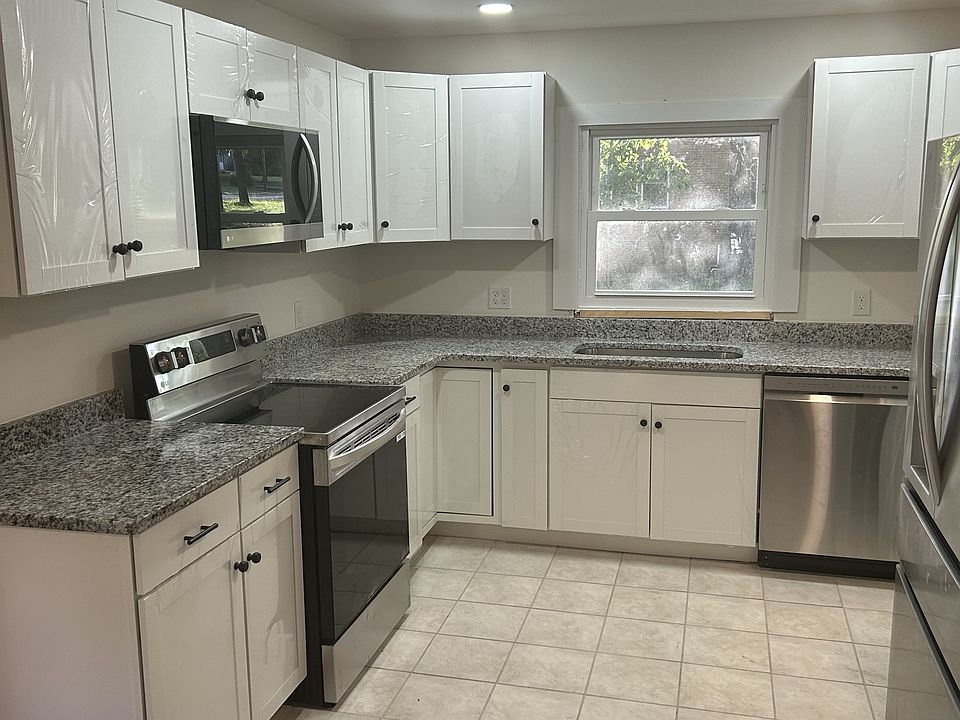 1st image of 630 Lakeview Cir
