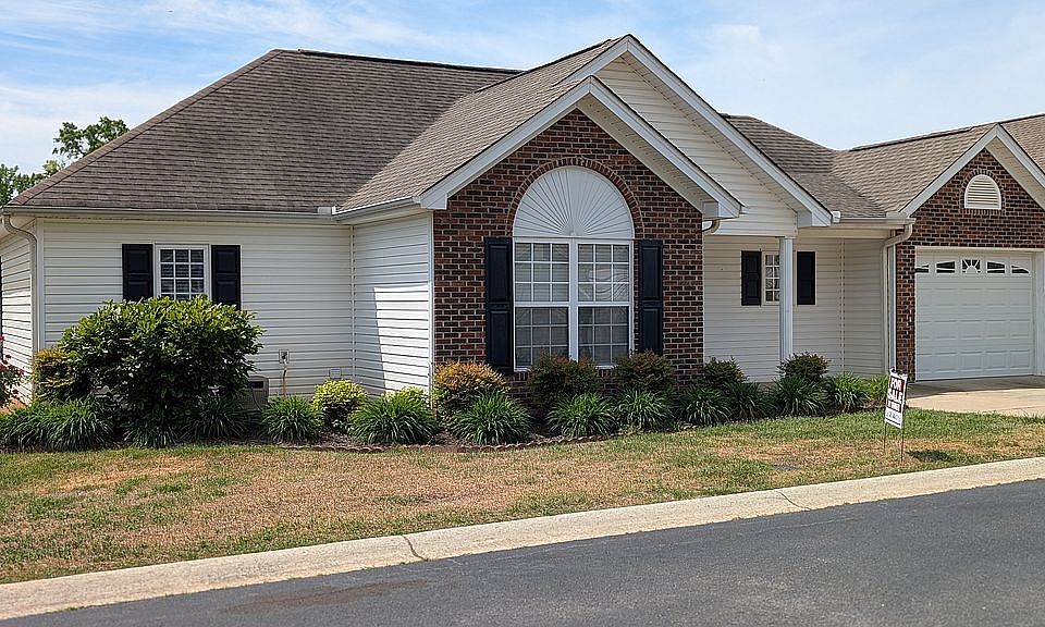 1st image of 20 Southwoode Cir