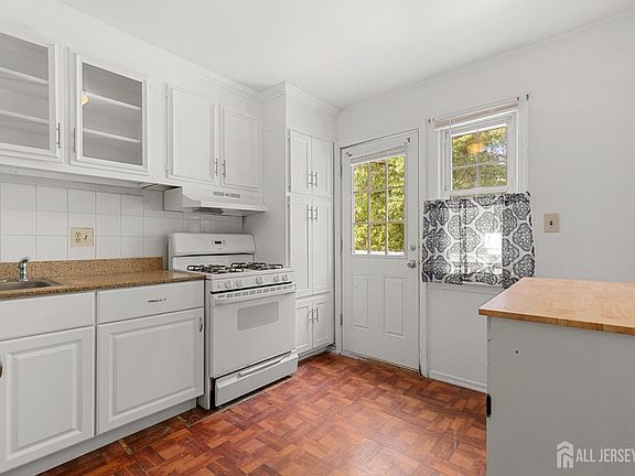 3rd image of 6 Stanford Dr APT 1B