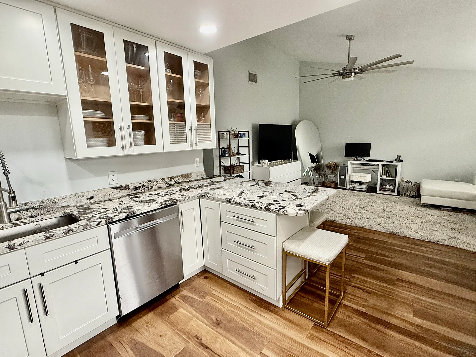 2 bed, 1020 sqft, $2,200 — Photo 2
