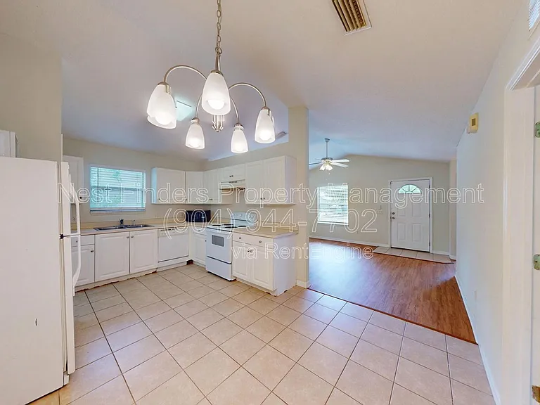 908 Helen St — Photo 13