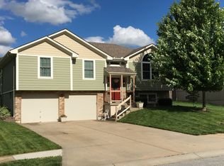 1613 NE Stonewood Dr, Lees Summit, MO 64086