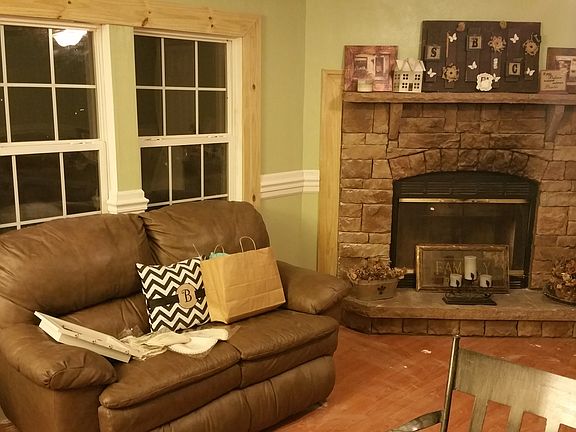 3rd image of 490 Melissa Way