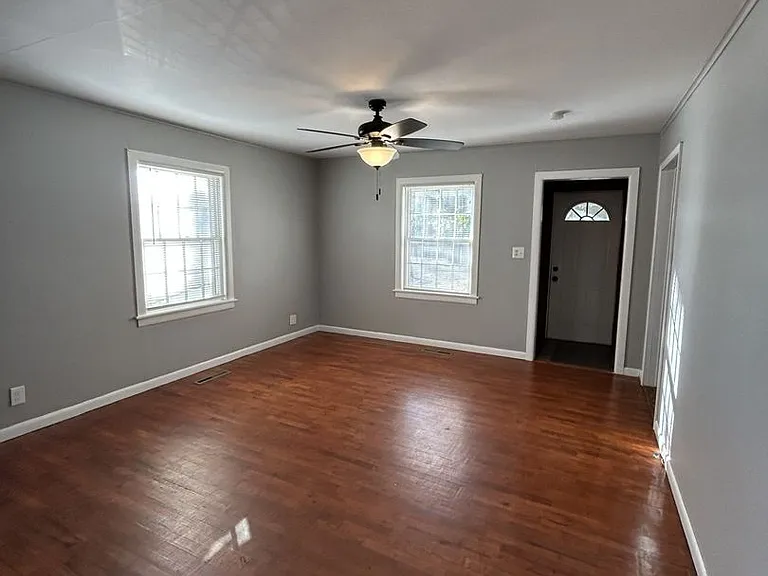 606 E Harris St — Photo 2