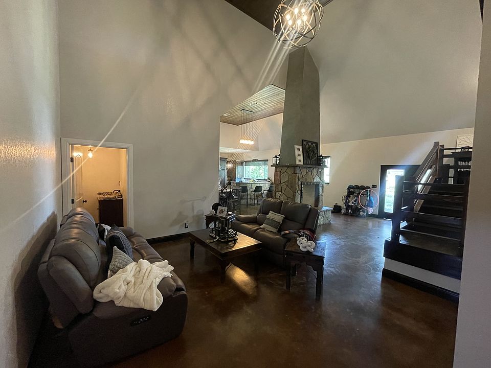 2nd image of 840 Meadow Ln